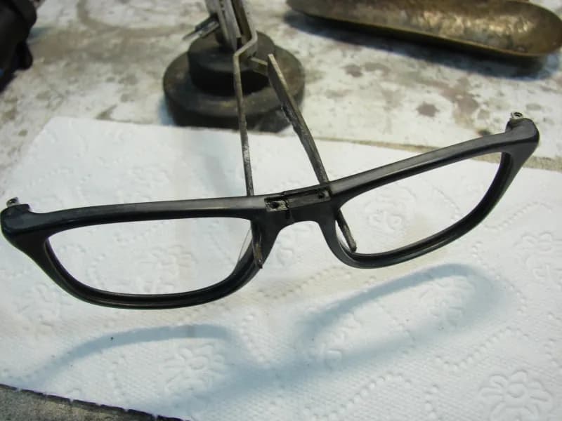 Jak skutecznie skleić metalowe oprawki okularów? Wybierz najlepsze metody