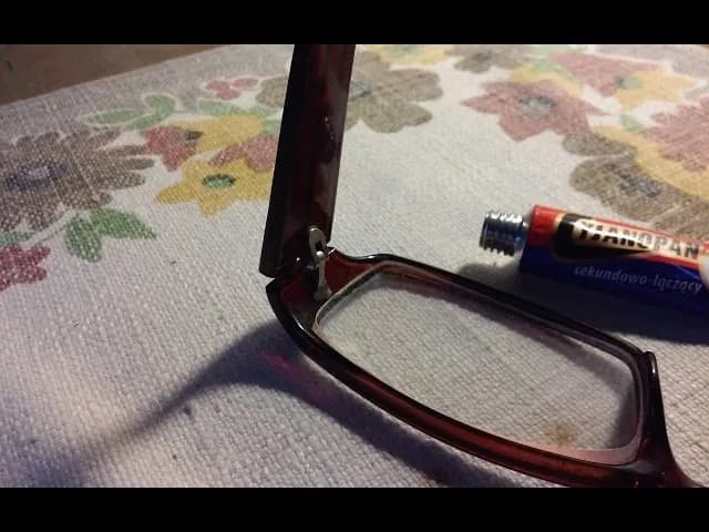 Czym skleić oprawki okularów? Najlepsze kleje i sprawdzone metody naprawy