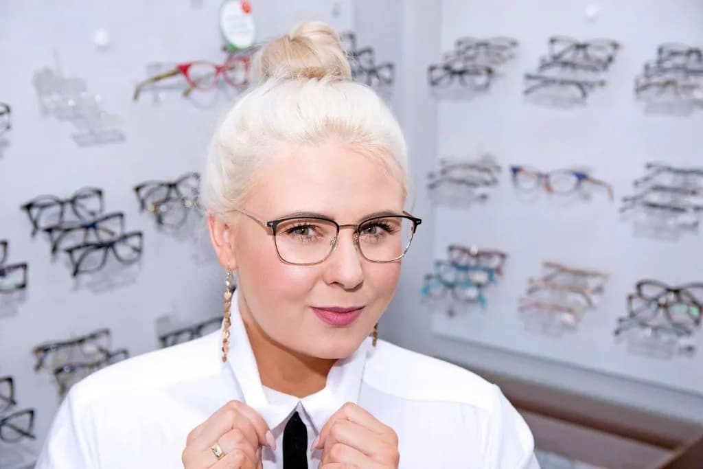 Srebrne oprawki dla kogo? Idealne połączenia z typami urody i stylem