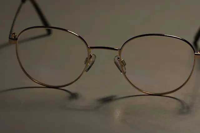 Czy można pomalować metalowe oprawki okularów? Oto jak to zrobić z sukcesem!