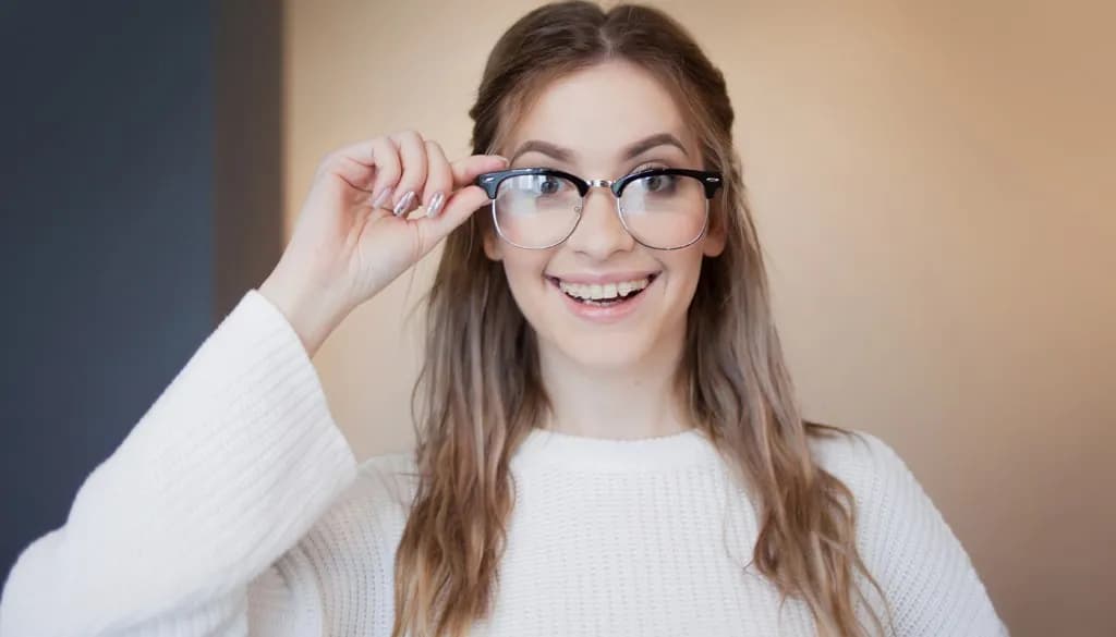 Jakie oprawki do grubych szkieł zapewniają komfort i doskonały wygląd?
